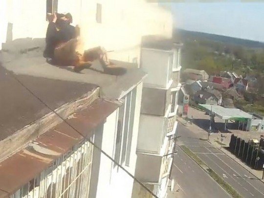Без церемоний: в Белой Церкви полицейские сняли с крыши девятиэтажки буйного пьяницу (видео)