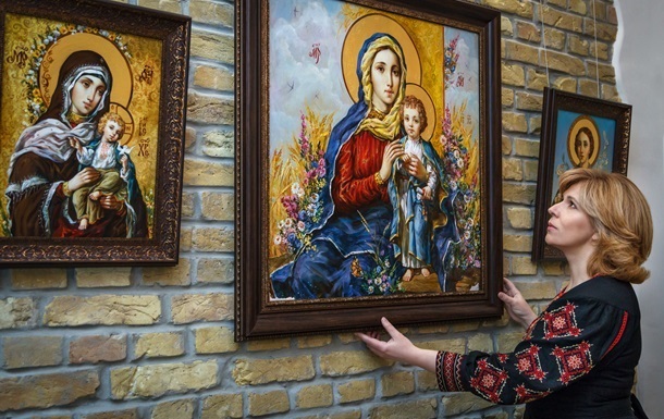 Билет в космос, храм и мощи. Странные е-декларацииСюжет