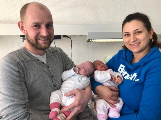 Близнецы появились на свет с разницей в три месяца и в их свидетельствах указан разный год рождения
