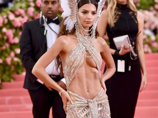Богиня эльфов: голая и горячая Ратаковски «зажгла» на церемонии Met Gala
