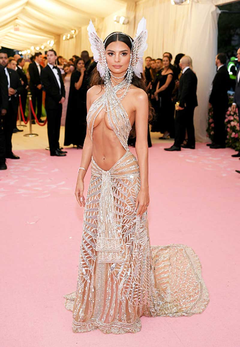 Богиня эльфов: голая и горячая Ратаковски «зажгла» на церемонии Met Gala