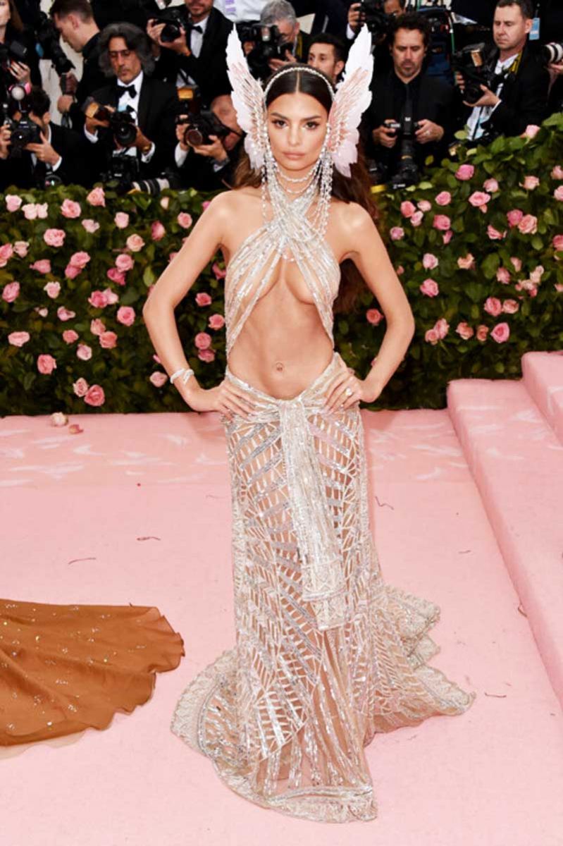 Богиня эльфов: голая и горячая Ратаковски «зажгла» на церемонии Met Gala