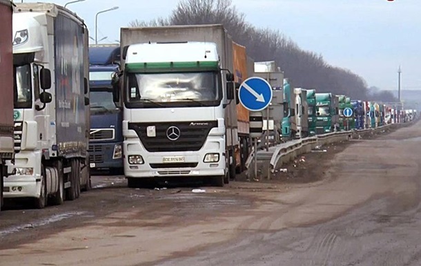 Более сотни фур стоят в очереди на украинско-румынской границе