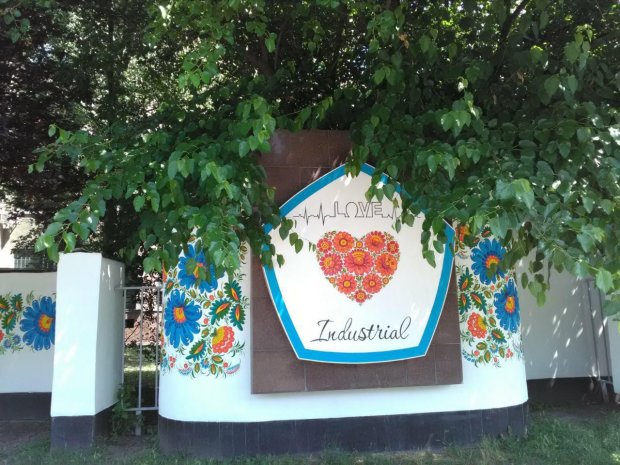 Червоний куток: стіни виборчкому у Дніпрі обвішали радянськими символами – фото