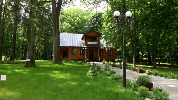 Чиновник зробив елітний курорт у державному ботанічному заказнику: вражаючі фото