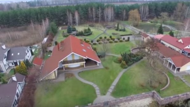 Дача та квартири дружини: якою нерухомістю володіє Анатолій Гриценко