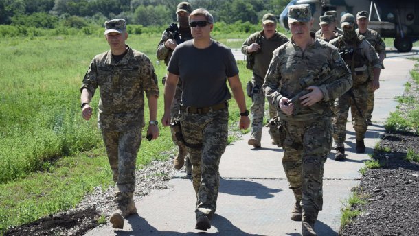 Данилюк с делегацией СНБО приехал на Донбасс: фото и видео