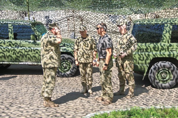 Данилюк с делегацией СНБО приехал на Донбасс: фото и видео