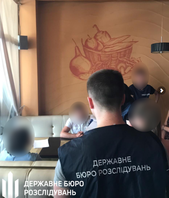 ДБР викрило чиновників і поліцейського на хабарі у півмільйона доларів: фото