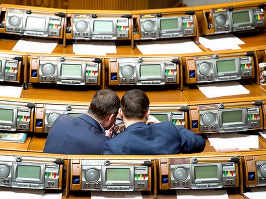 Делали селфи в масках собак: известных нардепов засекли в Раде за странным занятием (фото)