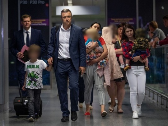 Десять детей задержанной в Грузии украинки вернулись на родину: новые детали громкого дела