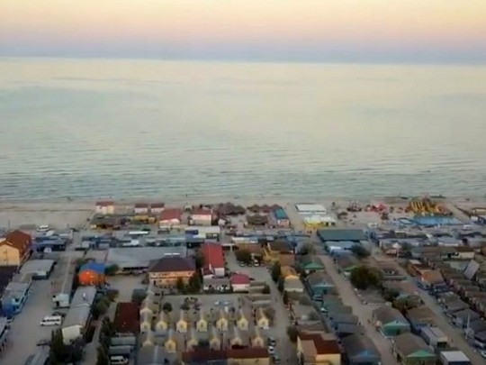 Дома в окружении моря: популярный украинский курорт сняли с высоты птичьего полета