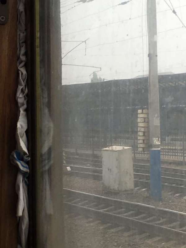 Дождь на улице и в вагоне: «Укрзалізниця» угодила в скандал с поездом Киев-Николаев (фото, видео)