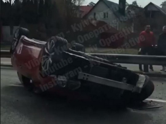 ДТП с переворотом под Киевом: видео с места ЧП на Житомирской трассе