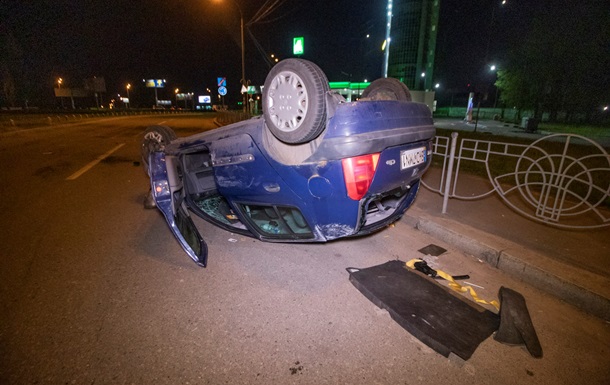 ДТП в Киеве: евробляха перевернулась на крышу