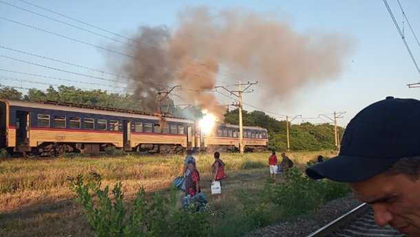 Електричка загорілась під Дніпром: люди на ходу вистрибували з вагонів