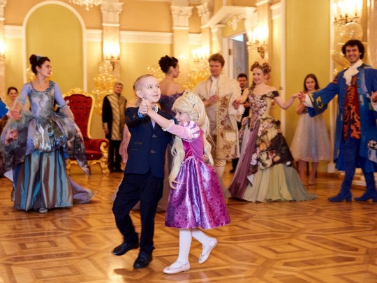 «Это была моя самая заветная мечта!»: онкобольной 5-летней девочке устроили настоящий бал
