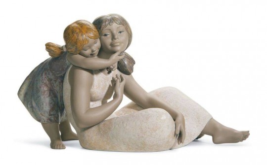 ФИГУРКА ДНЯ.</br>Фарфоровые истории.</br>11 мая 2019″ />  </p>
<div>
<p><strong>ЛУЧШАЯ В МИРЕ МАМА</strong> Страна: Испания<br />
<br /> Мануфактура: Lladro<br />
<br /> Год создания: 2006<br />
<br /> Скульптор: José Luis Santes<br />
<br /> Размер: 25×44 cm<br />
</p>
</div>
<p> Как быстро летит время!.. Как незаметно и безвозвратно пролетают дни и годы. И вся жизнь пролетает так же быстро. Несмотря на наше желание порой растянуть минуты приятных событий или побыстрее пережить ситуации, в которых не пожелаешь оказаться никому.</p>
<p><!--googleoff: all-->  <!--googleon: all-->  </p>
<p> Всего два года назад, зарегистрировавшись в Facebook и быстренько научившись ориентироваться в этом новом для меня информационном пространстве, я попытался привнести в него что-то новое, своё, ранее не представленное в формате, который мне показался интересным. Ровно 2 года назад, 12 мая 2017 года, я опубликовал свою первую «фарфоровую» историю в рубрике «Фигурка дня». Её и историей-то назвать тогда ещё вряд ли можно было. Так, несколько поздравлений в адрес известных мне и вам хороших людей, отмечавших в тот день юбилей рождения. Мне эта форма показалась интересной — поздравлять знакомых и не очень знакомых читателей с праздником в их жизни, попутно рассказывая какие-то забавные, познавательные и грустные истории из жизни своей и из жизни создателей уникальных фарфоровых композиций, собранных в моей коллекции.</p>
<p> Вечные сомнения в том, что это может оказаться никому не нужным, а то и вовсе не интересным занятием, продолжались так долго, что я и не заметил, как рубрика, став ежедневной и непрерывной, продолжала жить уже какой-то своей жизнью. Заставляя меня придерживаться одного формата и позволяя знакомить неведомых и ведомых мне читателей с удивительным миром фарфорового искусства, лучшие образцы которого, собранные мною по всему свету, на протяжении десятилетий потихоньку стекались в славный город Киев для того, чтобы однажды стать музейной экспозицией.</p>
<p> За эти два года, ежедневно нагружая невольных читателей моих опусов никому не нужными историями, я успел посетить несколько десятков стран, проплыть свои очередные 500 с лишним километров (продолжая умозрительное возвращение в Европу через океан, который в ходе этого многолетнего пути переплыл ранее) и написать более 700 постов, посвящённых собранным в коллекции фарфоровым изделиям. Уникальным и не очень, редчайшим и прежде часто встречавшимся, необыкновенно дорогим и достававшимся мне порой за сущие пустяки. Почти двухметровым в длину и метровым в высоту. Изобилующим множеством персонажей героев огромных произведений и состоящим из одиноких фигурок, созданных руками лучших мастеров много веков назад. Мастеров, работавших на самых знаменитых в мире фарфоровых мануфактурах в Германии, Франции, Австрии, Дании, России, Англии, Испании, Италии, Украины, Японии…</p>
<p> К сожалению, не все и не всегда в нашей жизни получается так, как задумывалось. Пока, например, мне так и не удалось открыть вымечтованный музей фарфоровых фигур, для которого есть, казалось бы, все необходимое — и музейная коллекция, и построенное помещение, и мое желание поделиться с вами невиданной красотой, и ваше, надеюсь, желание с этой красотой познакомиться. Не хватает самой малости — свести все это воедино. Но хочется верить, что ждать осталось не так уж долго.</p>
<p> А, поскольку сегодня в мире отмечается День матери, то мне хотелось бы, не нарушая уже сложившихся традиций нашей ежедневной рубрики, рассказать вам одну короткую историю, связанную с этим. Однажды маленький мальчик, вернувшись из школы, передал маме конверт с запечатанным в нем письмом от своей школьной учительницы. Прочитав письмо, мама неожиданно заплакала. Но затем, взяв себя в руки, вслух зачитала написанное в нем: «Ваш сын — гений. И эта школа слишком мала для того, чтобы дать ему знания, которых он заслуживает. Поэтому, пожалуйста, постарайтесь дальше обучать его сами». И с тех пор школьным образованием мальчика начала заниматься мама.</p>
<p><!--googleoff: all--><!--googleon: all--> </p>
<p> Прошли годы. Мамы уже давно не было в этой жизни. И как-то раз, пересматривая семейные архивы, молодой человек наткнулся на то самое письмо: «Ваш сын — умственно отсталый. Мы не можем больше учить его в школе вместе со всеми. Поэтому рекомендуем вам учить его самостоятельно дома». Над текстом этого письма Томас Эдисон прорыдал несколько часов подряд. Затем открыл дневник, который вёл постоянно, и сделал в нем следующую запись: «Томас Алва Эдисон был умственно отсталым ребёнком. Но благодаря своей героической матери он сумел стать одним из величайших изобретателей в истории человечества»…</p>
<p> Только мамам дано любить своих детей такими, какими они есть, и верить в них, несмотря ни на что. Любите и цените своих матерей. И помните о них всегда.</p>
<p> А сегодняшним именинникам по сложившейся традиции позвольте пожелать добра и счастья. И всем вам, друзья мои, хорошего дня. Как всегда, искренне ваш.</p>
<p> Любите жизнь. И будьте любимы. Жизнью…</p>
</p>
<p>Читайте нас в Telegram-канале, Facebook и Twitter</p>
<p>источник: fakty.ua</p>
<div class=