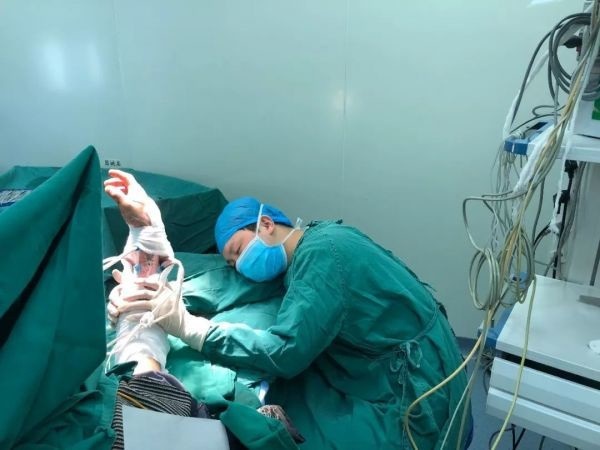 Фото хирурга, уснувшего за операционным столом, стало вирусным