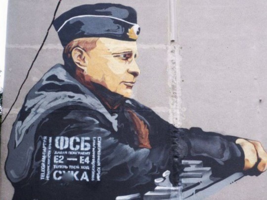 «ФСБ, давай поиграем»: на мурале с изображением Путина в Крыму появилось загадочное послание