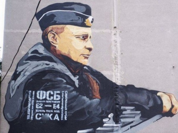 «ФСБ, давай поиграем»: на мурале с изображением Путина в Крыму появилось загадочное послание