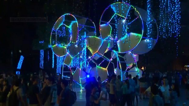 Главные елки открыли в разных городах мира: потрясающие фото и видео