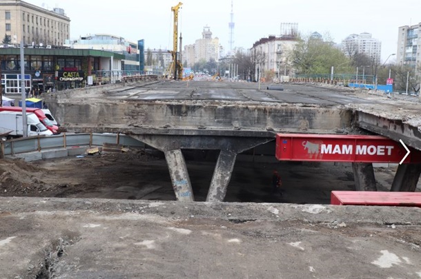 Голландская спецтехника сняла первый пролет Шулявского моста