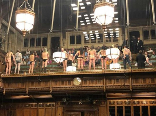 Голый протест в парламенте: противники глобального потепления провели акцию в Британии (видео)