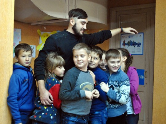 Хоть на время забыть о войне: как в прифронтовой Марьинке школьникам возвращают мирное детство