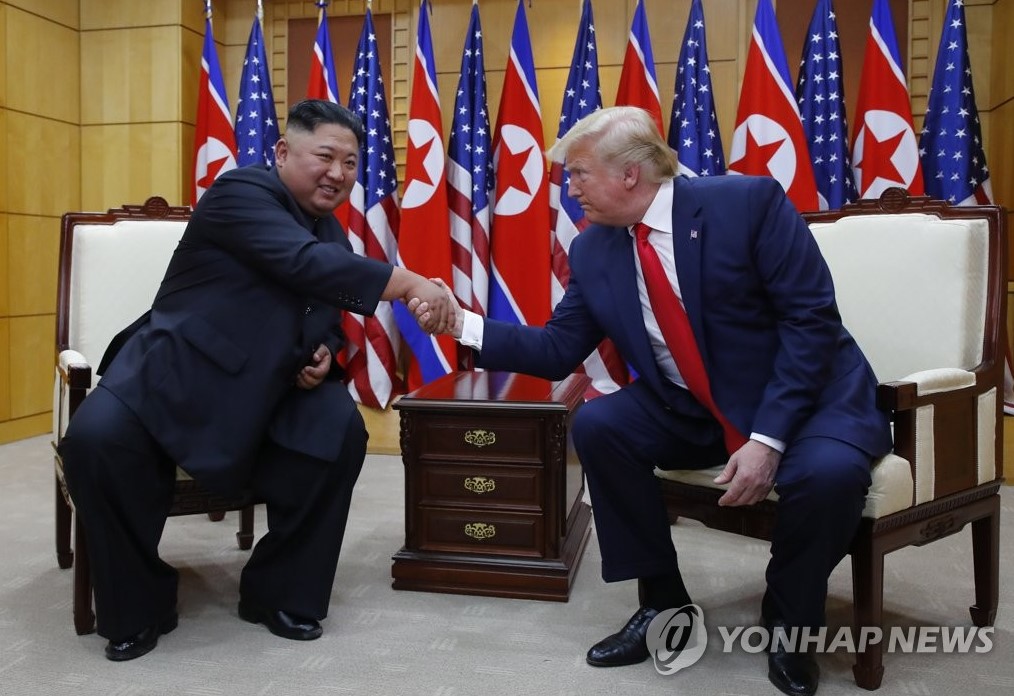 Историческое рукопожатие: Трамп и Ким Чен Ын встретились на границе двух Корей (фото, видео)