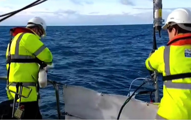 Из рухнувшего в море самолета с футболистом достали тело