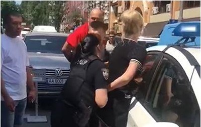 Избиение женщины копами: ГБР открыло дело