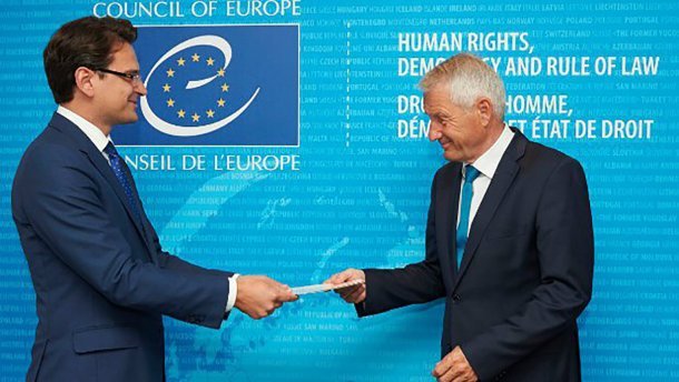 Как действовать Украине после возвращения РФ в ПАСЕ: Кулеба советует тактику тысячи порезов