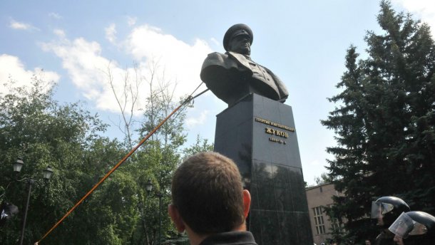 Как повлияет на рейтинги восстановление памятника Жукову в Харькове: мнение эксперта