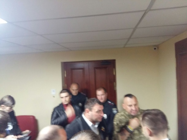 Киевсовет штурмуют из-за скандальной стройки над метро