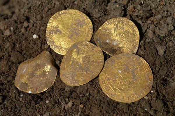 Кладоискатели-любители обнаружили старинные монеты на сумму 200 тысяч долларов (фото)