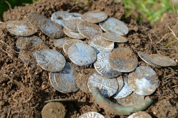 Кладоискатели-любители обнаружили старинные монеты на сумму 200 тысяч долларов (фото)