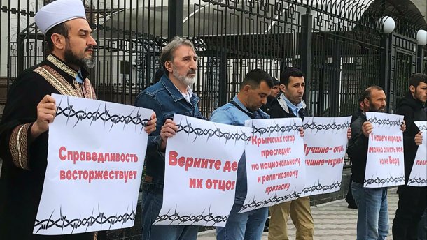Кримські татари влаштували протест під посольством Росії в Києві: фото
