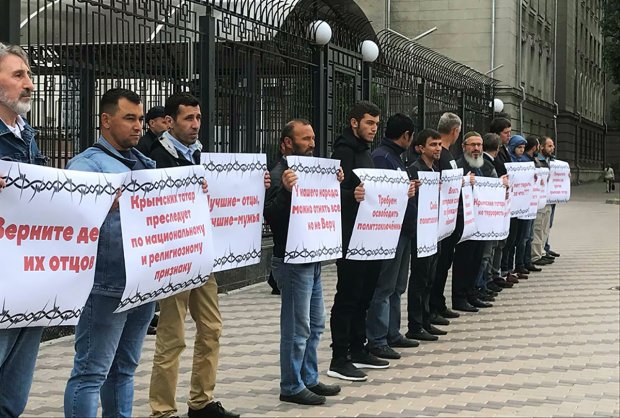 Кримські татари влаштували протест під посольством Росії в Києві: фото