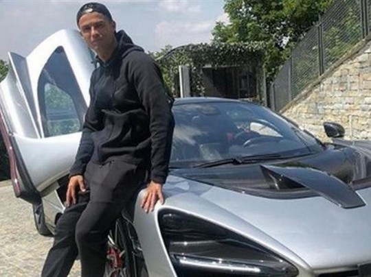 Криштиану Роналду похвастался роскошным авто за 1 млн евро (видео)