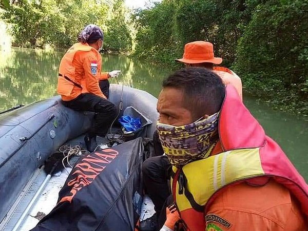 Крокодил затащил мужчину под воду и два дня плавал с его телом в зубах: жуткое видео