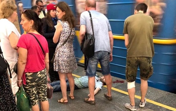 Кровавое ЧП: в метро Киева поезд зацепил пассажира
