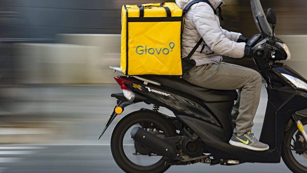 Курьер службы доставки Glovo избил прохожего в Киеве: видео