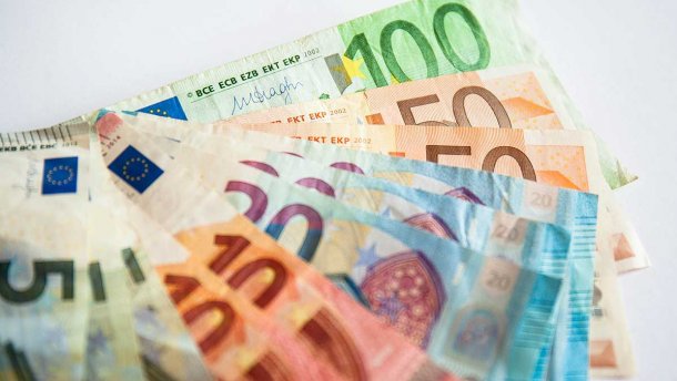 Курс валют на 23 апреля: евро немного теряет, доллар не отстает