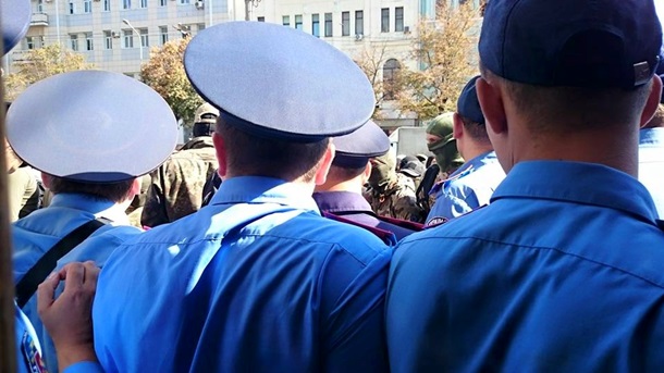 Люди в камуфляже и балаклавах штурмовали горсовет Харькова