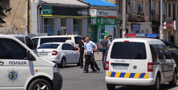 Мільйон доларів і гелікоптер: в Одесі невідомий захопив у заручники двох жінок