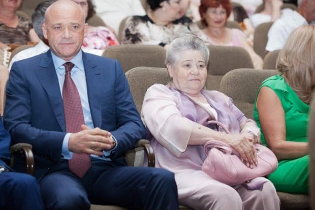 Мамин дом и квартира в Одессе: какую недвижимость декларирует и скрывает Геннадий Труханов