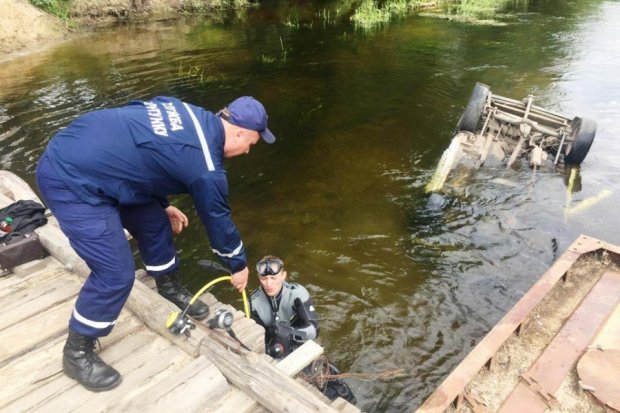 Машина сорвалась с моста в реку на Черниговщине: водитель погиб на месте