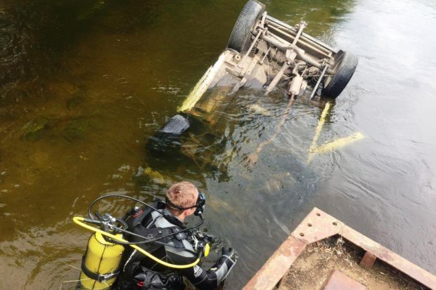 Машина сорвалась с моста в реку на Черниговщине: водитель погиб на месте