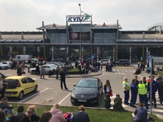 Массовое минирование в Киеве: полиция проверяет аэропорт, торговые центры и супермаркеты